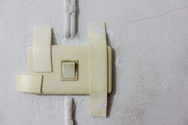 Kayıtlarda kullanılabilir ışık anahtarı ile kirli kırık elektrik soketi