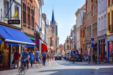 Bruges, Belçika-Haziran 10, 2016: Dükkan ve restoranlar her iki eski Bruges Şehir boyunca sokak görünümü