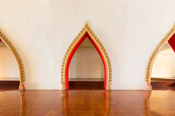 Porta portão em um templo na Tailândia — Fotografia de Stock