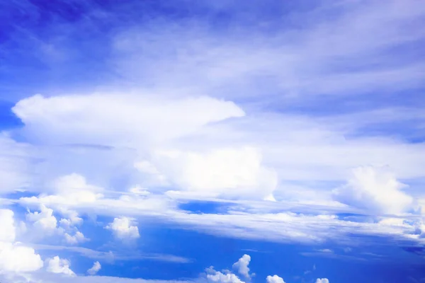 Chmura i błękitne niebo z okien samolotu — Zdjęcie stockowe