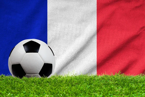 Futebol no campo de grama com bandeira de onda da França — Fotografia de Stock