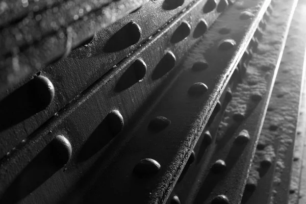 Köprüde metal perçin