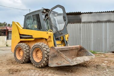 Küçük buldozer çalışıyor