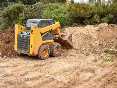 Küçük buldozer çalışıyor