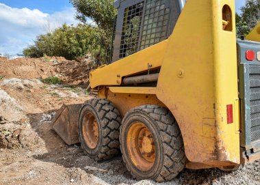 Küçük buldozer çalışıyor