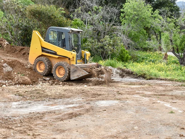 Kleine bulldozer werkt — Stockfoto