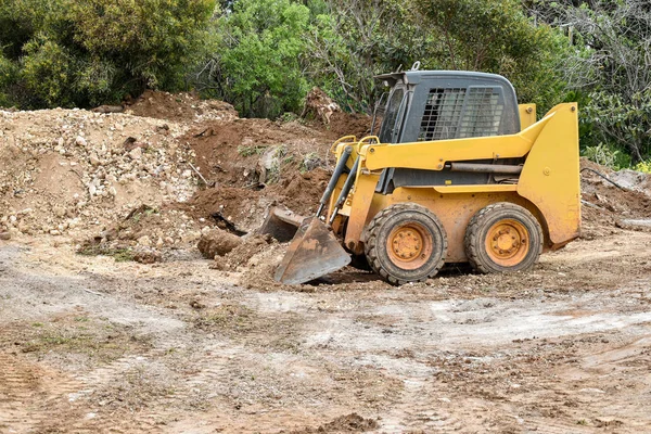 Bulldozer pequeno está funcionando — Fotografia de Stock