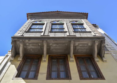 Eski bir ahşap duvar üstünde pencere eşiği. Alt görünümü