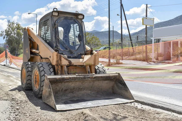 Bulldozer pequeno está funcionando — Fotografia de Stock