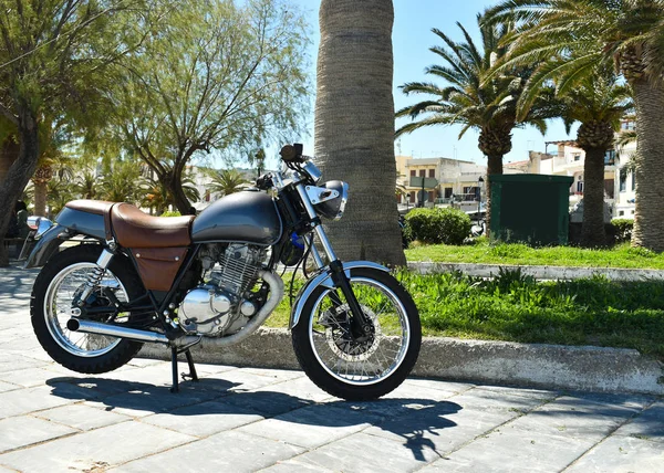 Motocicleta en la ciudad contra el telón de fondo de palmeras — Foto de Stock