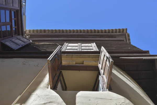 Viejas ventanas en una pared de madera. Vista inferior — Foto de Stock