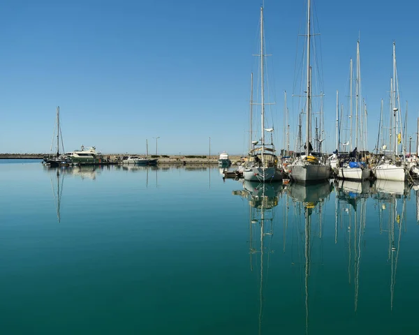 Barcos y yates en el puerto en el fondo de la ciudad — Foto de Stock