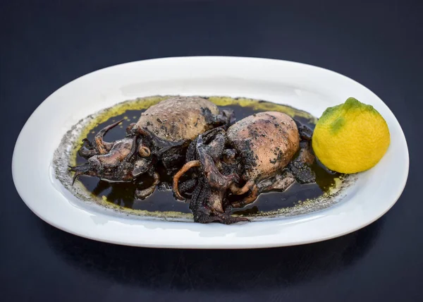 Cuttlefish grilled in ink with lemon — Stock Photo, Image