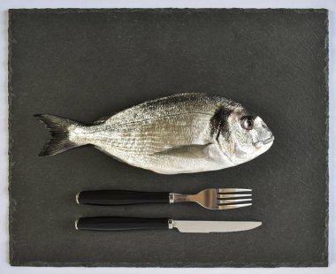 Ham çipura cook balık çatalı ve üzerinde bıçak bir hazır sl taş