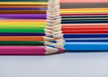 Beyaz arkaplanda renkli kalemler