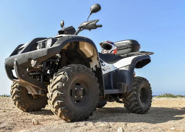 ATV offroad no fundo do mar e do céu — Fotografia de Stock