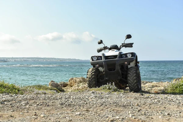 ATV offroad, a tenger és az ég háttere — Stock Fotó