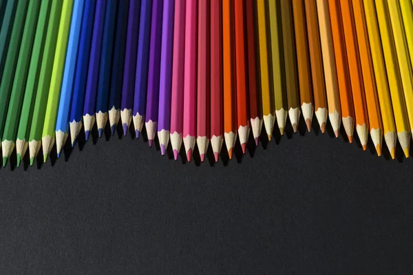 Lápis de cor no fundo preto — Fotografia de Stock