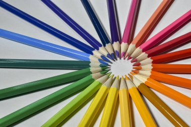 Beyaz arkaplanda renkli kalemler