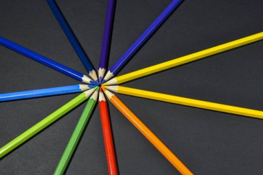 Siyah arkaplanda renkli kalemler