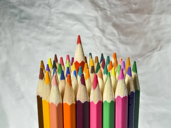 Lápis coloridos no fundo de prata — Fotografia de Stock