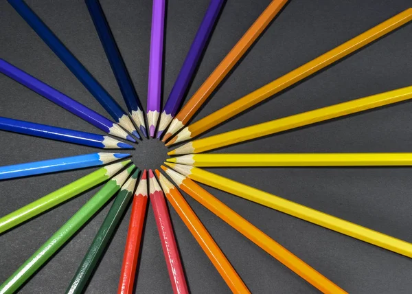 Siyah arkaplanda renkli kalemler