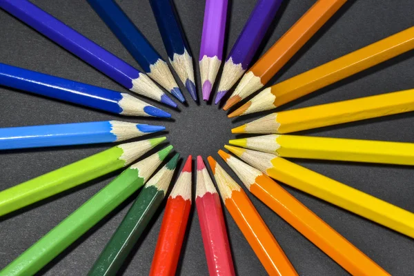 Кольорові олівці на чорному тлі — стокове фото