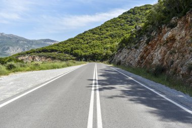 Bir arka plan dağların üstünde belgili tanımlık yol