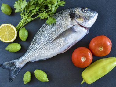 Ham çipura üzerinde taş kayrak sebzeli balık pişirmek için bir hazır 