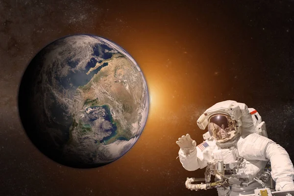 Космонавт в космосе на фоне Земли . — стоковое фото