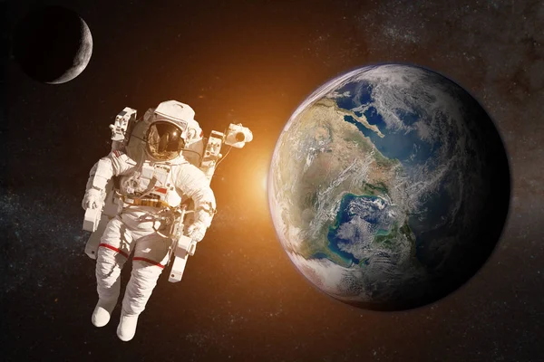 Astronaut în spațiul cosmic pe fundalul Pământului . — Fotografie, imagine de stoc
