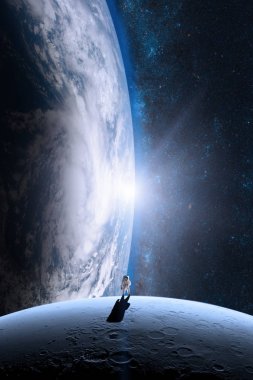 Astronot aya yürüyor. 