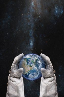 Dünya astronot elinde. Dünya günü kavramı. 