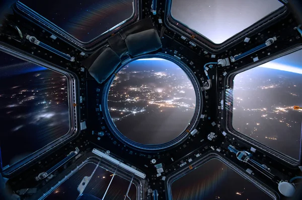 View from a porthole of space station on the Earth background. — Stock Photo, Image