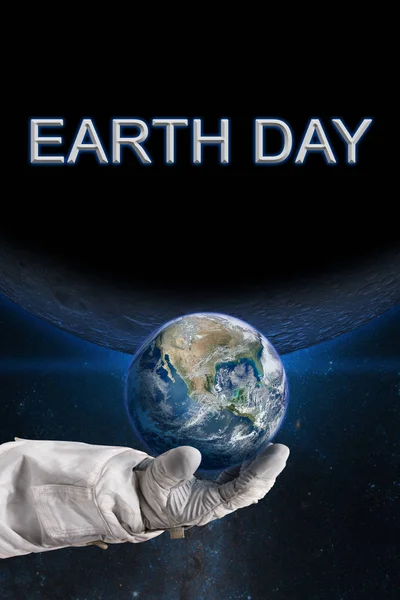 Földi űrhajós kezében. Föld Napja-koncepció. — Stock Fotó