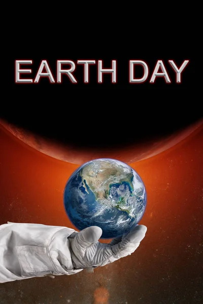 Aarde in de hand van astronaut. Dag van de aarde concept. — Stockfoto