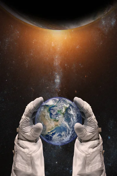 Ziemi w rękach astronauta. Koncepcja dzień ziemi. — Zdjęcie stockowe