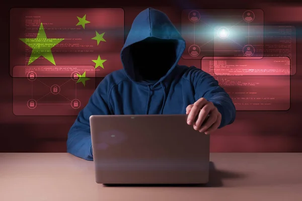 Çin'in dijital bayrak arka plan üzerinde bir dizüstü bilgisayar önünde oturup hacker