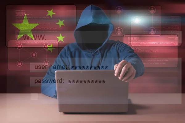 Çin'in dijital bayrak arka plan üzerinde bir dizüstü bilgisayar önünde oturup hacker