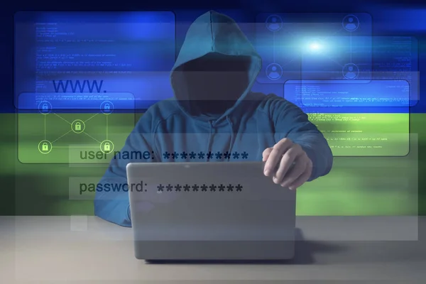 Dijital Ukrayna bayrağı arka plan üzerinde bir dizüstü bilgisayar önünde oturup hacker. — Stok fotoğraf