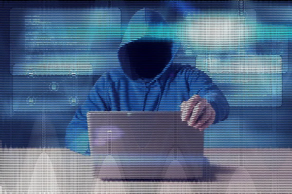 Cyberangrepp med oigenkännliga hooded hacker använder dator. — Stockfoto