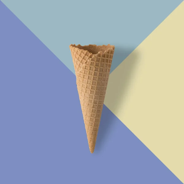 Kužel zmrzliny na pastelové barevné pozadí. — Stock fotografie