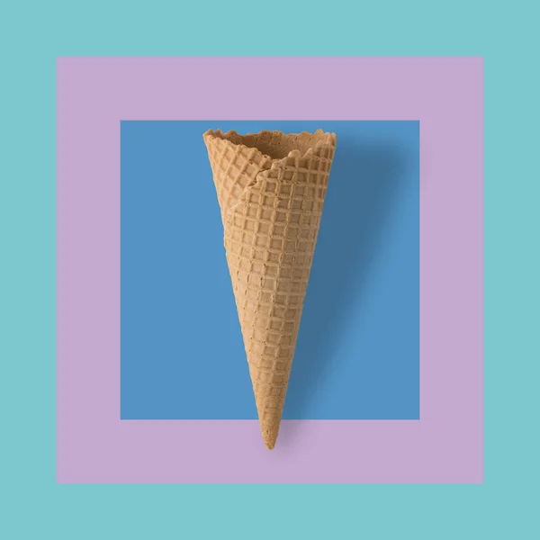 Kužel zmrzliny na pastelové barevné pozadí. — Stock fotografie