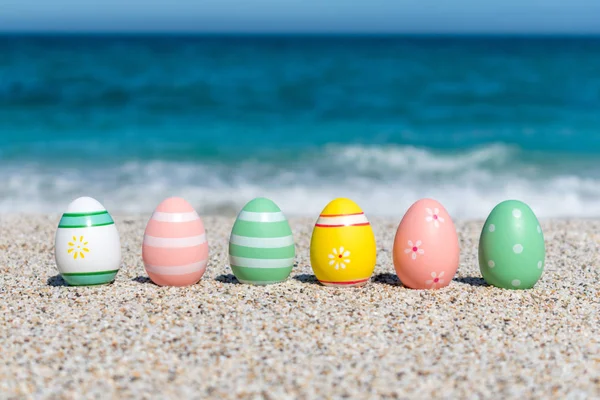 Kolorowych pisanek na plaży w słoneczny dzień. Koncepcja Wielkanoc. — Zdjęcie stockowe