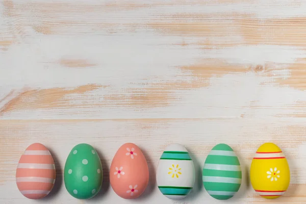 Oeufs de Pâques colorés sur fond en bois. Concept de Pâques . — Photo