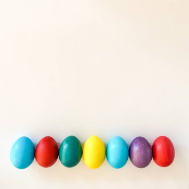 Beyaz arkaplanda renkli paskalya yumurtaları.