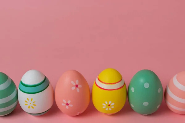 Oeufs de Pâques colorés sur fond rose. Concept de Pâques . — Photo