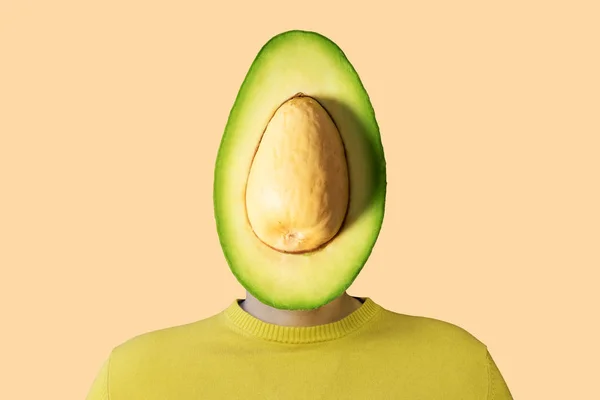 Mann mit aufgeschnittener Avocado statt Kopf. — Stockfoto