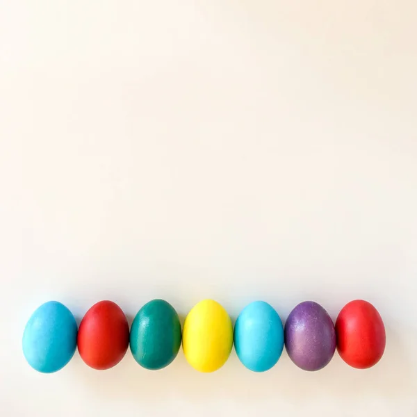 Barevné velikonoční vajíčka na bílém pozadí. — Stock fotografie