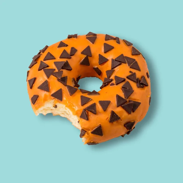 Donut de vidro laranja no fundo pastel azul. Depósito plano . — Fotografia de Stock